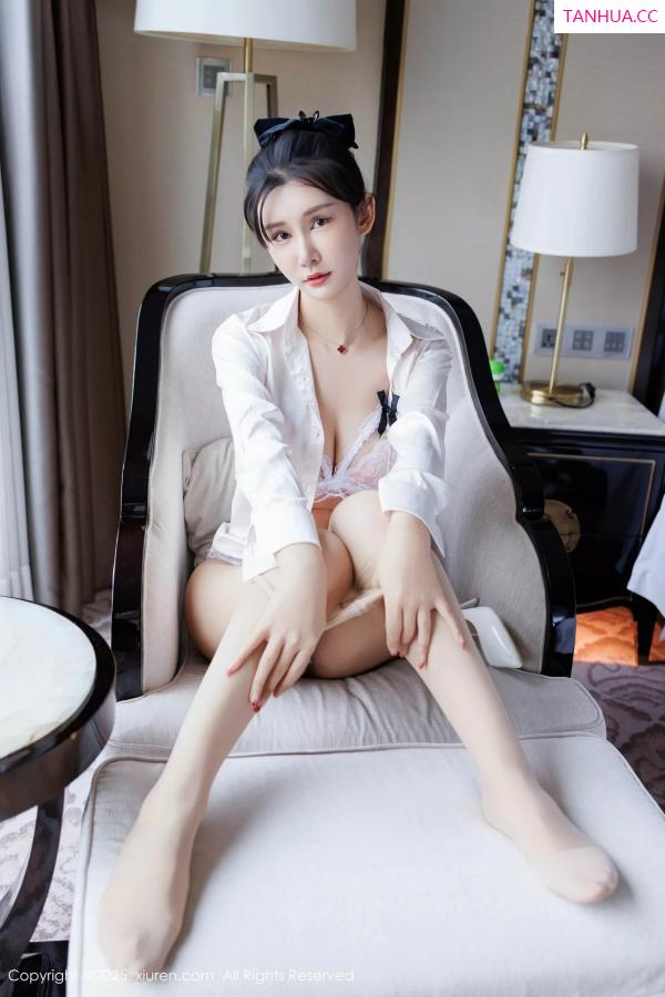   [XiuRen]高清写真图 2025.07.14 No.10543 艺艺yiyi 白色衬衫第16张图片